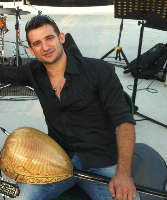 Ο Αλιβεριώτης Χρήστος Βότσης τραγούδησε Παντελίδη στην παραλία Χαλκίδας (video)