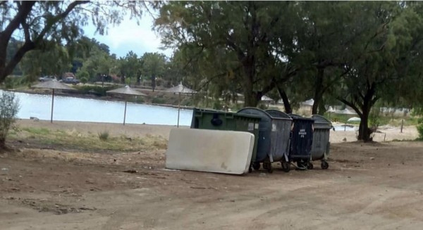 ΜΠΟΥΡΝΩΝΤΑΣ ΔΡΟΣΙΑΣ: Καθάρισαν την παραλία και πήγε μία γυναίκα και πέταξε ένα στρώμα