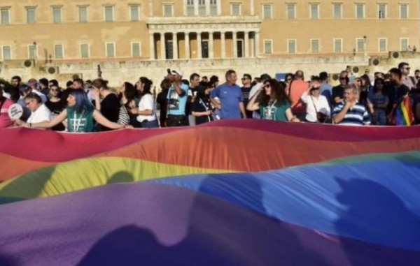 H Bουλή θα φωταγωγηθεί με τα χρώματα του Gay Pride το Σάββατο (VIDEO)