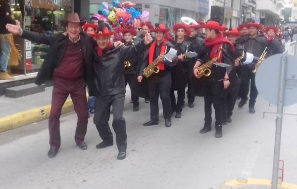 Μακαρίου-Πρόκος σε αποκριάτικη πόζα σε δρόμο της Χαλκίδας
