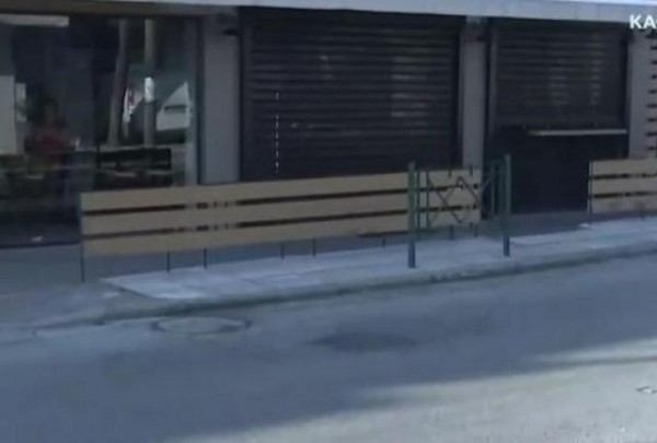 LOCKDOWN: Στο ένα πεζοδρόμιο όλα κλειστά, στο απέναντι όλα ανοιχτά! (VIDEO)