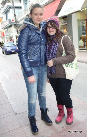 Τα κορίτσια προσέχουν τις λεπτομέρειες