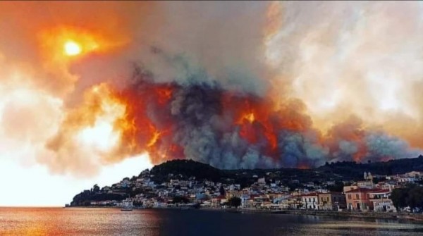ΦΩΤΙΑ ΔΑΦΝΗ ΜΑΝΤΟΥΔΙΟΥ- ΛΙΜΝΗΣ-ΑΓ. ΑΝΝΑΣ: Ο κόσμος έχει κατέβει στη θάλασσα