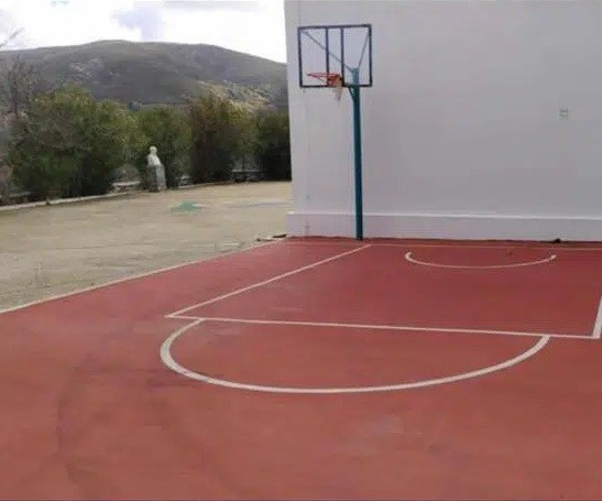 Έβαλαν την μπασκέτα σε λάθος σημείο στο προαύλιο δημοτικού σχολείου