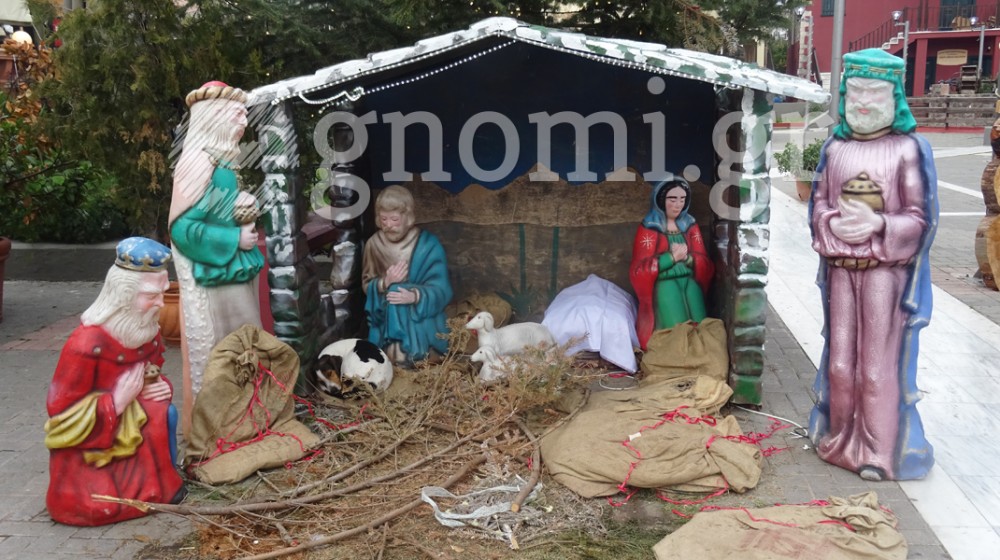 ΨΑΧΝΑ: Σκυλάκι βρήκε θαλπωρή στη φάτνη της πλατείας