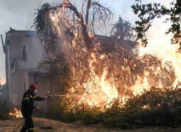 ΠΥΡΚΑΓΙΑ ΕΥΒΟΙΑ: Συγκλονιστικές εικόνες από την εκκένωση του Κοντοδεσποτίου