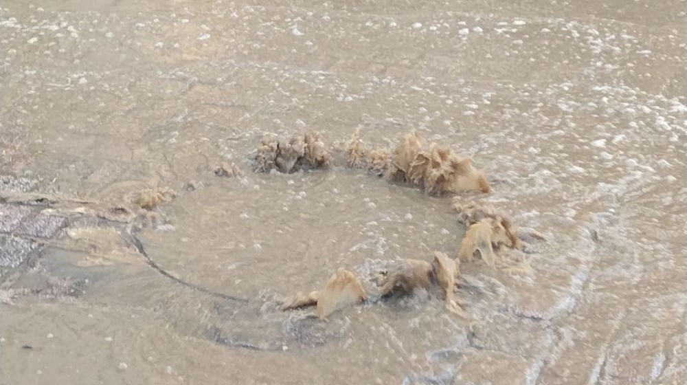 ΧΑΛΚΙΔΑ: Διπλό πρόβλημα με την αποχέτευση στο κέντρο - Λύματα σε δρόμους και έντονη δυσοσμία (VIDEO)