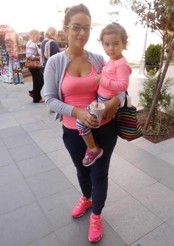 Μαμά και κόρη ντυμένες στα ίδια χρώματα