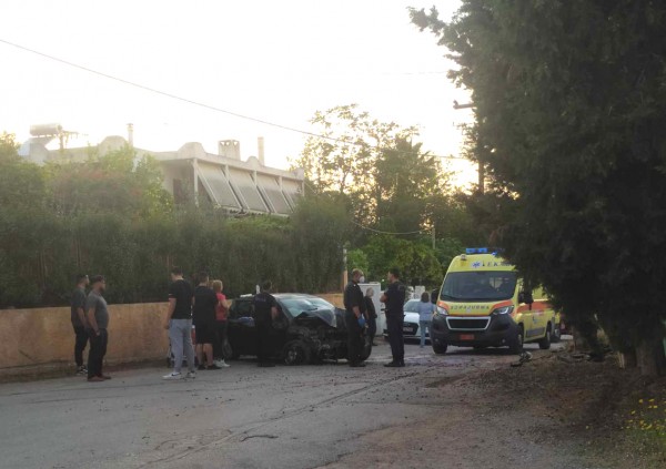 ΠΑΡΑΛΙΑ ΑΥΛΙΔΑΣ: Οδηγός ταμπουρώθηκε μέσα στο αυτοκίνητο μετά από τροχαίο