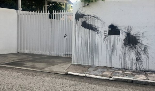 Ο Ρουβίκωνας πέταξε μπογιές στο σπίτι του Αμερικανού πρέσβη