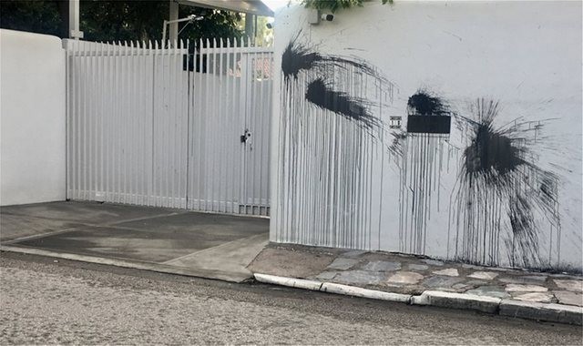 Ο Ρουβίκωνας πέταξε μπογιές στο σπίτι του Αμερικανού πρέσβη