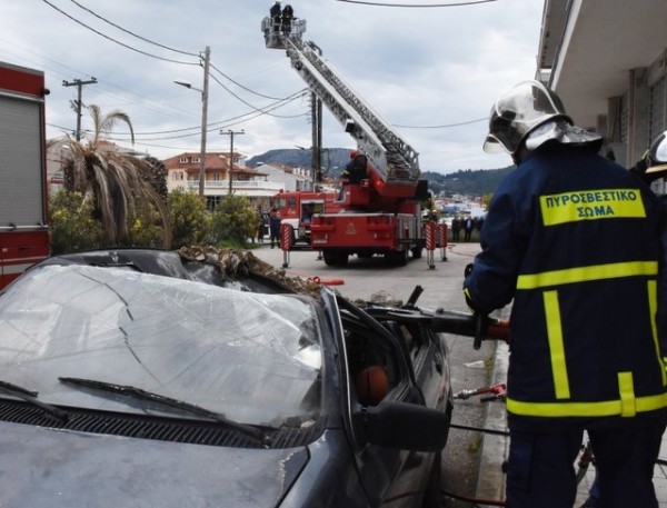 Ωρωπός: Σοβαρό τροχαίο με αυτοκίνητο να καρφώνεται σε δέντρο