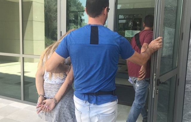 Χειροπέδες για κλοπή σε 45χρονη γυναίκα