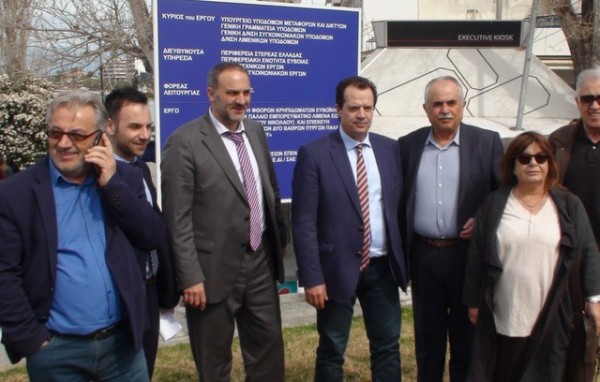 Όλοι κοιτάνε στο φακό και ο Ακριώτης μιλάει στο κινητό