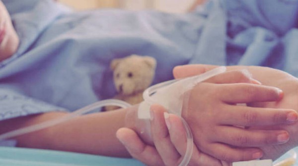 Διασωληνωμένο νοσηλεύεται το 2χρονο κοριτσάκι που άρπαξε φωτιά όταν ο μπαμπάς της πήγε να βάλει βενζίνη