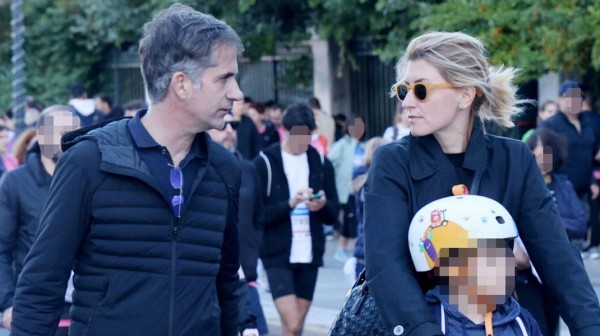 Η Σία Κοσιώνη βγήκε βόλτα πάνω σε πατίνι με τον Κώστα Μπακογιάννη και τον γιο τους Δήμο