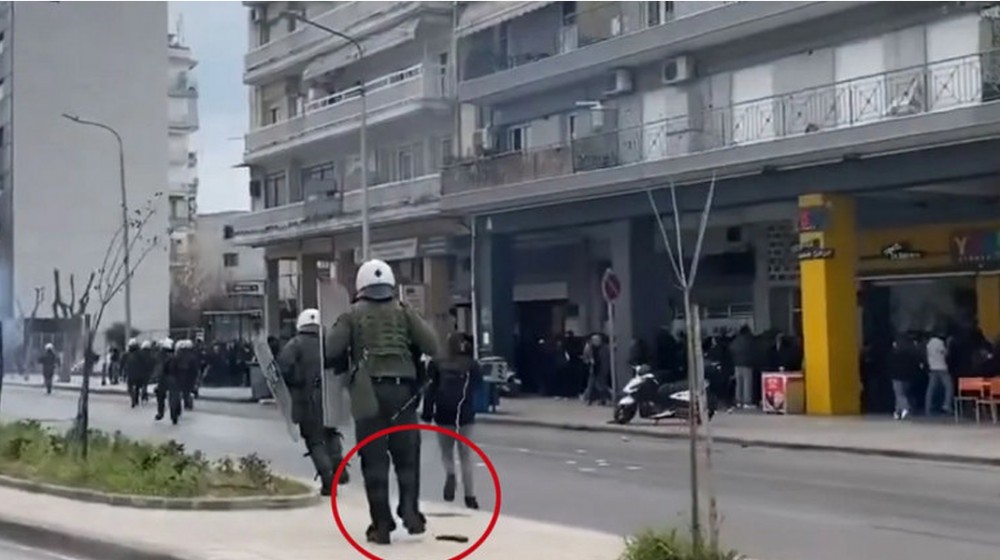 ΘΕΣΣΑΛΟΝΙΚΗ: Αστυνομικός έχασε το όπλο του την ώρα των επεισοδίων (VIDEO)