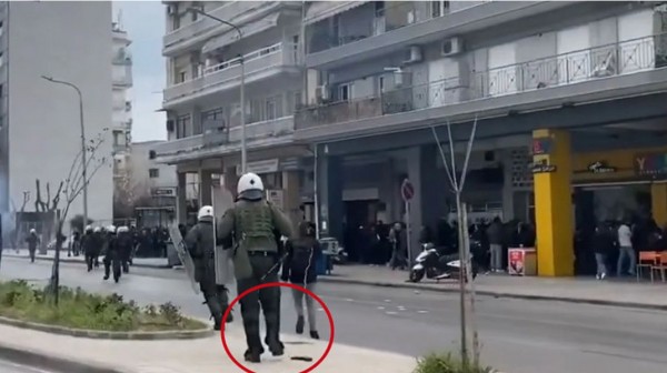 ΘΕΣΣΑΛΟΝΙΚΗ: Αστυνομικός έχασε το όπλο του την ώρα των επεισοδίων (VIDEO)