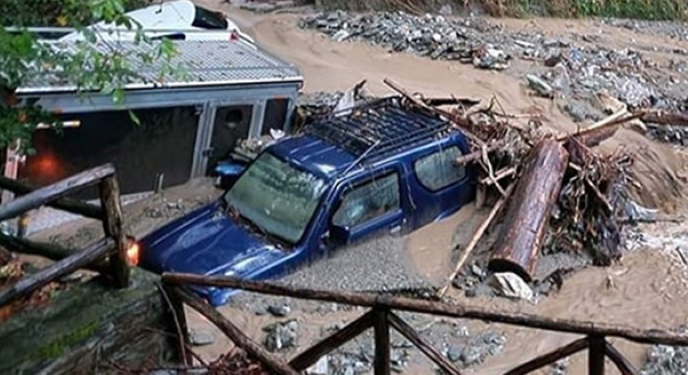 ΚΑΚΟΚΑΙΡΙΑ: Καταστροφή στον Βόλο, νεκρός κτηνοτρόφος - Ήχησε και στην Εύβοια το 112 (Videos)