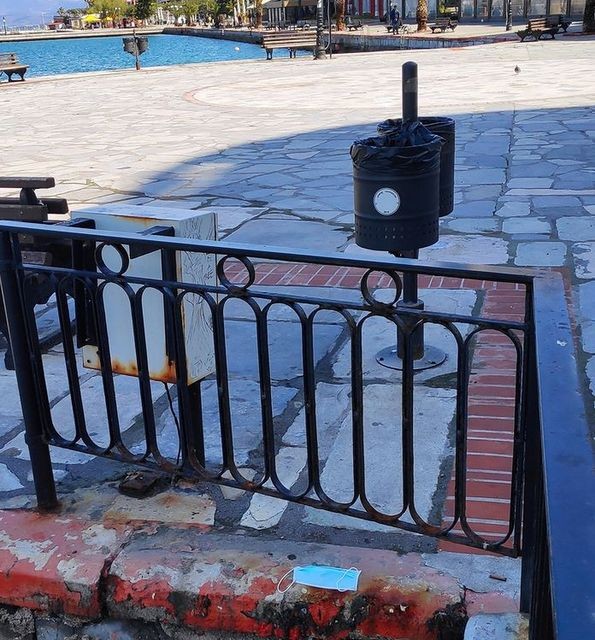 ΧΑΛΚΙΔΑ: Μάσκα πεταμένη δίπλα σε καλαθάκι απορριμμάτων