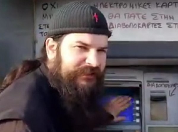 Σηκωτό πήρε η αστυνομία τον πατέρα Κλεομένη (VIDEO)