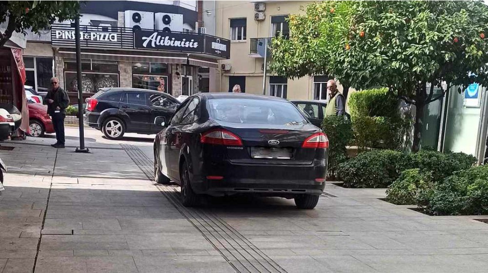 ΧΑΛΚΙΔΑ: Γαϊδουρινό παρκάρισμα στον πεζόδρομο και πάνω στη λωρίδα διέλευσης τυφλών