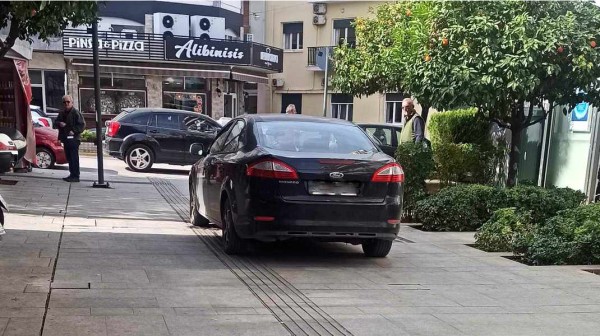 ΧΑΛΚΙΔΑ: Γαϊδουρινό παρκάρισμα στον πεζόδρομο και πάνω στη λωρίδα διέλευσης τυφλών