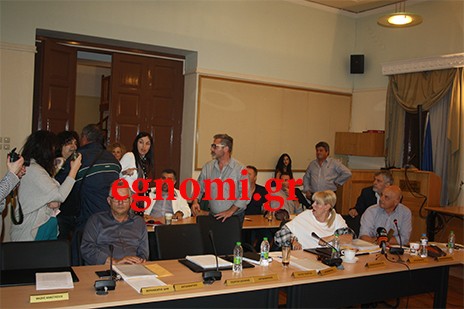 Ροντέο και πάλι το δημοτικό συμβούλιο Χαλκίδας: Η Μιτζιφίρη όρμησε στον Καθαροσπόρη