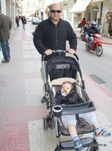 Έβγαλε βόλτα το γιο!
