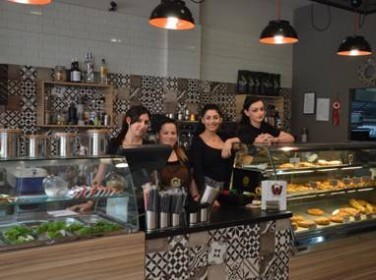 Εργασία και χαρά για την ομάδα του W Food & Coffee!