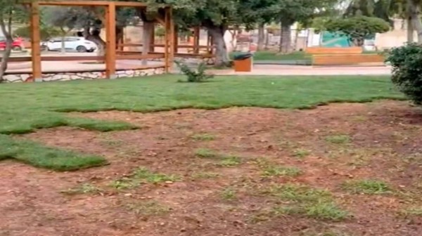 Εκλεψαν το γκαζόν από παιδική χαρά - Εξαλλος ο δήμαρχος (VIDEO)