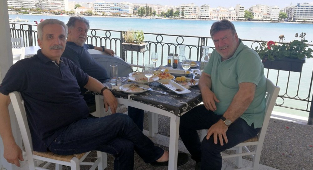 Με παρέα από τα παλιά ο Δημήτρης Αναγνωστάκης στην παραλία της Χαλκίδας