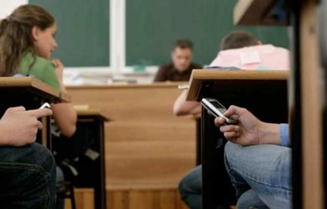 Προσπάθεια του Υπουργείου Παιδείας να εξαφανίσει τα κινητά από τα σχολεία