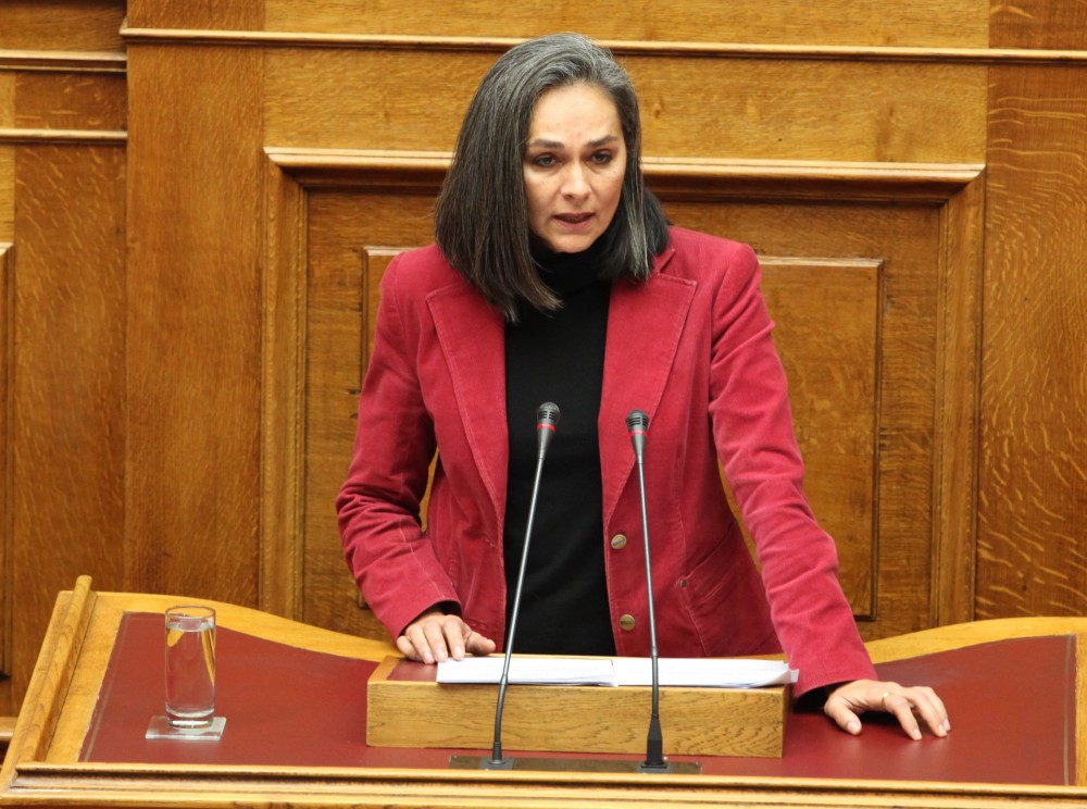 Η Σοφία Σακοράφα μιλάει σε εκδήλωση του ΣΥΡΙΖΑ