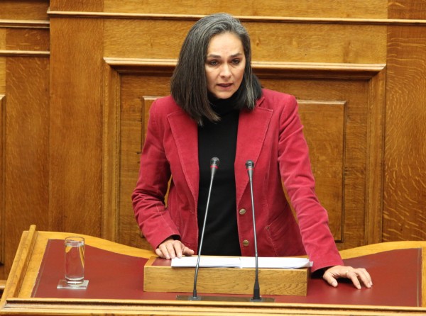 Η Σοφία Σακοράφα μιλάει σε εκδήλωση του ΣΥΡΙΖΑ