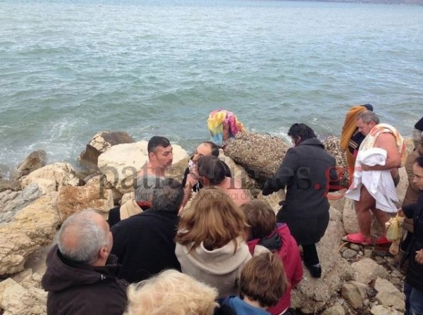 Τσακώθηκαν για τον σταυρό οι κολυμβητές (VIDEO)