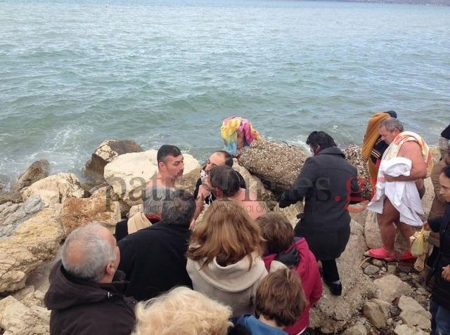 Τσακώθηκαν για τον σταυρό οι κολυμβητές (VIDEO)