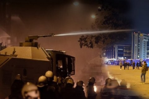 Νύχτα κόλασης: Λιποθύμισε ο δήμαρχος Χίου από τα δακρυγόνα (VIDEO)