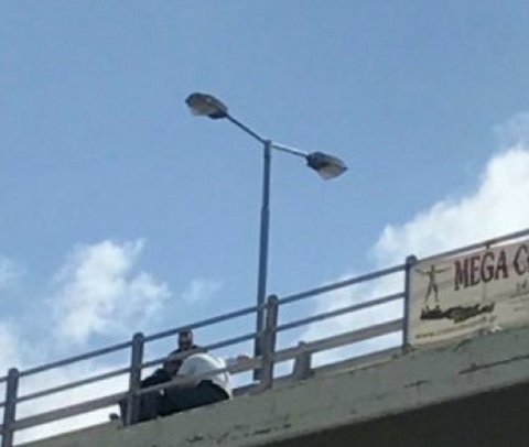 Περαστικός έσωσε κοπέλα που ήθελε να αυτοκτονήσει (VIDEO)