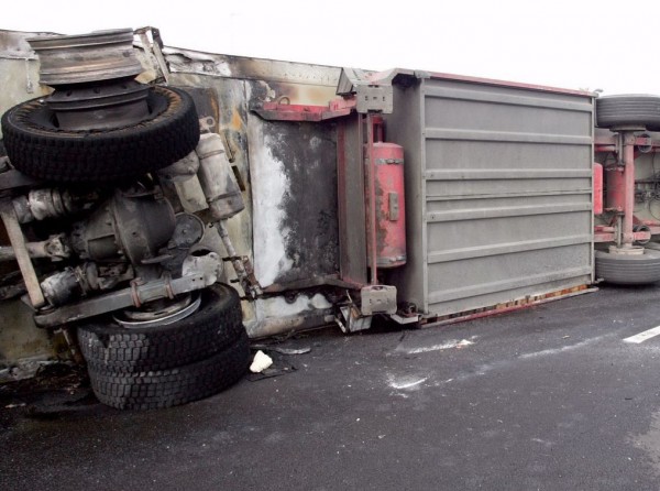 Ανατροπή νταλίκας στην Εθνικό Οδό Αθηνών - Λαμίας
