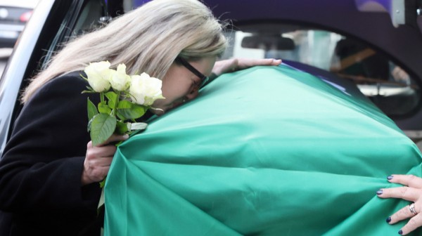 Σε λαϊκό προσκύνημα η σορός του Δομάζου - Σκεπασμένο με τη σημαία του Παναθηναϊκού το φέρετρο