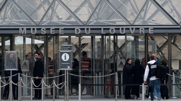 Ληστές μπήκαν με την άνεσή τους στο Μουσείο του Λούβρου και άρπαξαν κοσμήματα αμύθητης αξίας (VIDEO)