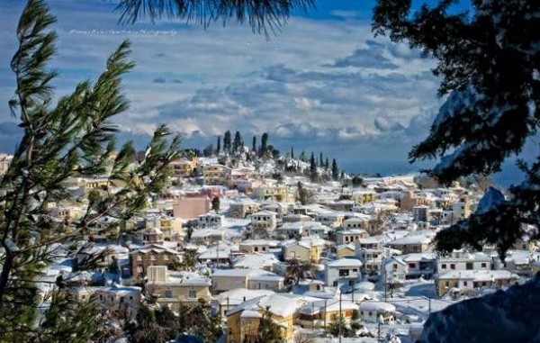 Δυο αριστουργηματικές φωτό με την Κύμη γεμάτη χιόνι