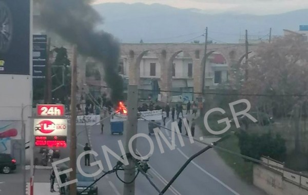 ΧΑΛΚΙΔΑ: Τεταμένη η κατάσταση στις Καμάρες - Διαμαρτυρία από ρομά μετά τον θάνατο του 16χρονου (VIDEO)