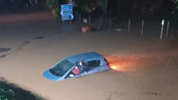 Κακοκαιρία Byron: Πνίγηκε η χώρα, οδηγοί εγκλωβίστηκαν σε δρόμους ...ποτάμια