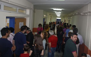 Κάνηθος: Tρελές ουρές στα εκλογικά τμήματα