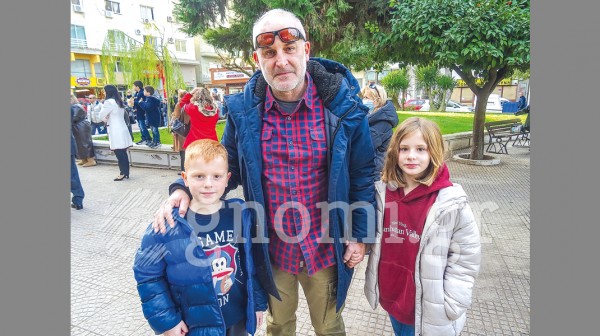 Βγήκε βόλτα με τα διδυμάκια του ο Κώστας Λιάσκος!