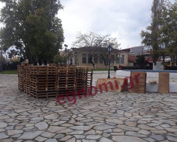 ΕΡΕΤΡΙΑ: Χειρότερος στολισμός και από τη Χαλκίδα!