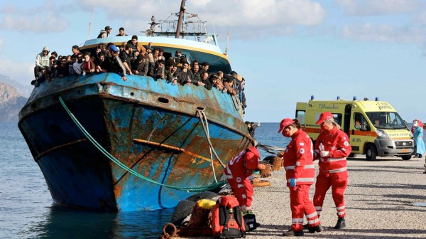 Καράβι με λαθρομετανάστες στην παραλία Βύθουρη