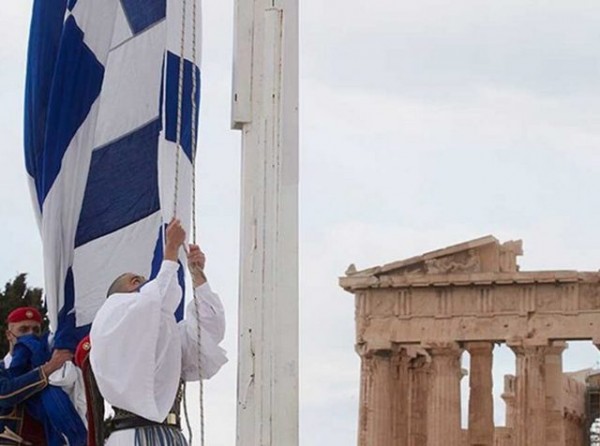 Ο Εθνικός Ύμνος και η έπαρση της σημαίας στον ιερό βράχο της Ακρόπολης (VIDEO)